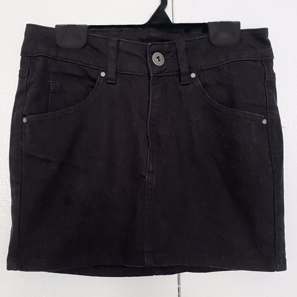 3/$25💥 H&M Black Denim Mini Skirt With Pockets Size 2 - Picture 2 of 7